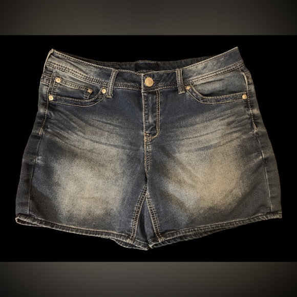 Pants - Very cute look brand new silver seven shorts size 12